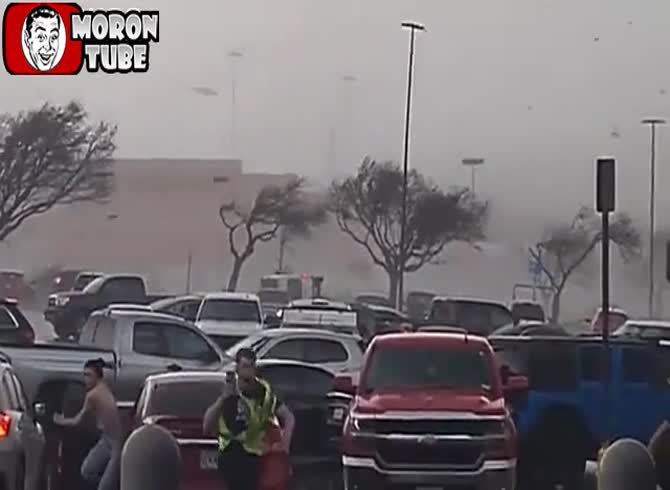 Video :Run, run! Cars in a supermarket parking lot are blown away by a tornado